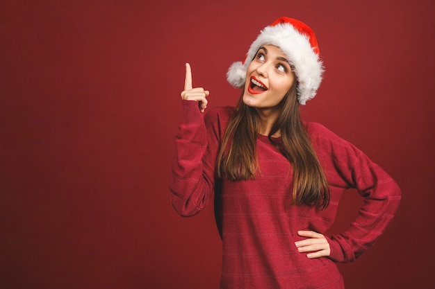 Menina feliz sorridente com chapéu de Papai Noel