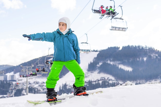 menina feliz sorridente com snowboard no inverno ao ar livre