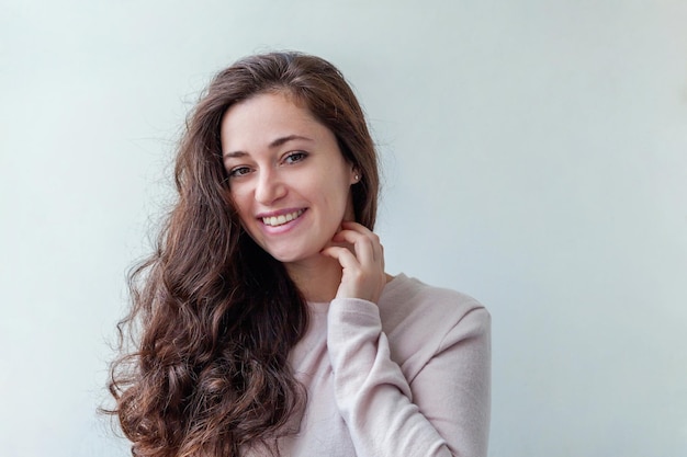 Menina feliz sorrindo Retrato da beleza jovem feliz sorridente mulher morena no fundo branco isolado Mulher europeia Emoção humana positiva expressão facial linguagem corporal