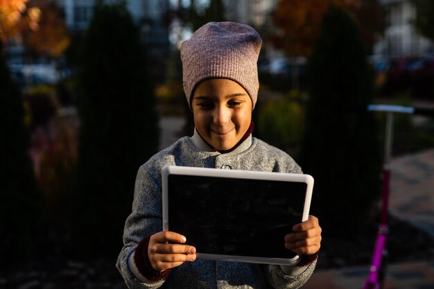 Menina feliz usando computador tablet.