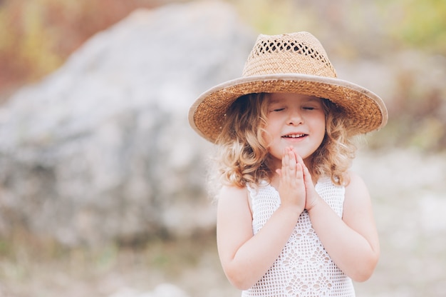 Foto menina feliz vestindo um chapéu ao ar livre