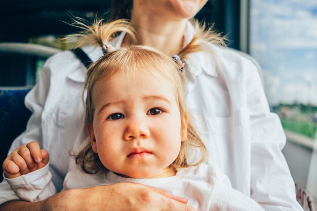 Menina fofa com a mãe no ônibus