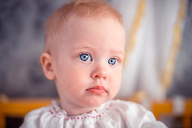 Menina fofa e engraçada com cabelo loiro e olhos azuis