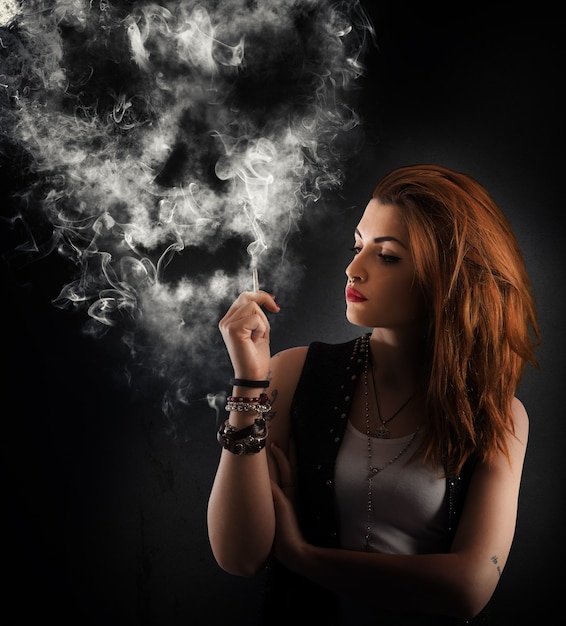 Menina fumando um cigarro formando uma caveira