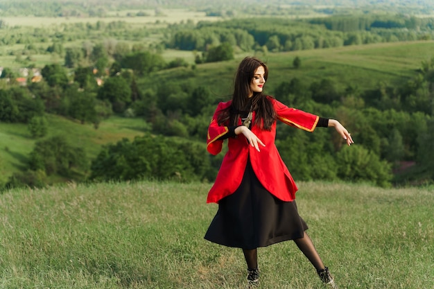 Menina georgiana em vestido nacional vermelho