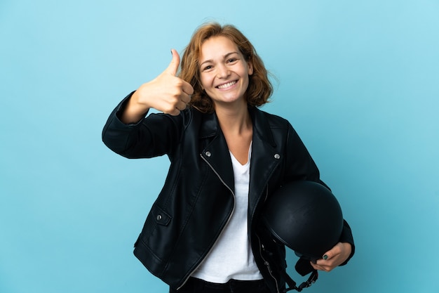 Menina georgiana segurando um capacete de motociclista isolado