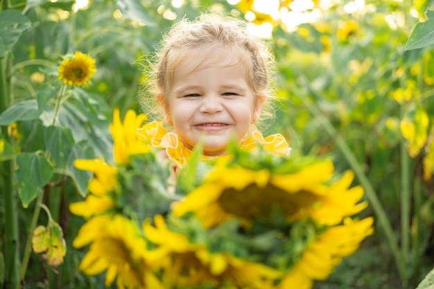 Menina girassol verão agricultura eco natureza colheita criança criança campo amarelo pe