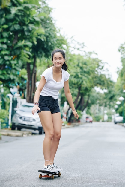 Menina gostando de andar de skate