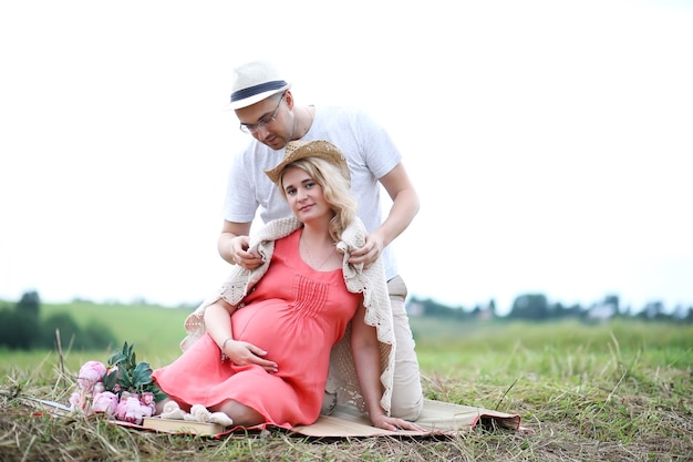 Menina grávida com barriga grande e jovem no parque