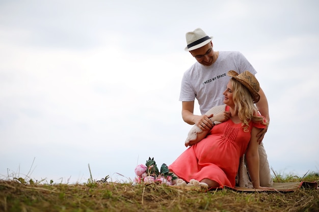 Menina grávida com barriga grande e jovem no parque