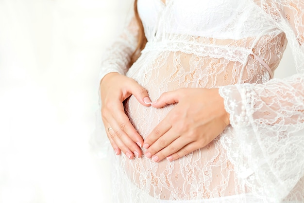 Foto menina grávida com barriga nua, esperando close-up de bebê