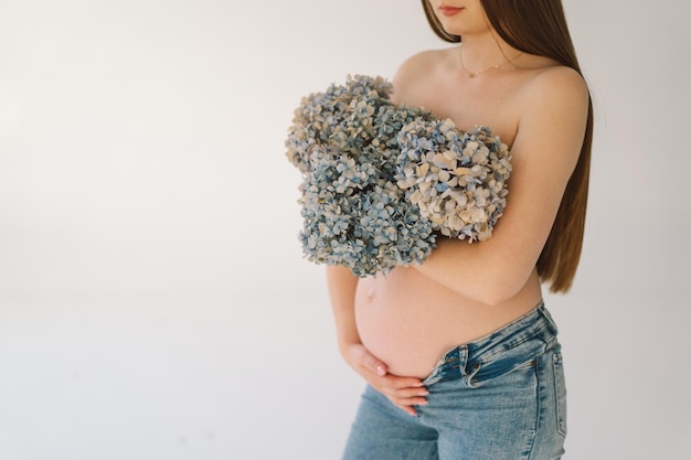 Foto menina grávida com flores na área do decote mulher grávida