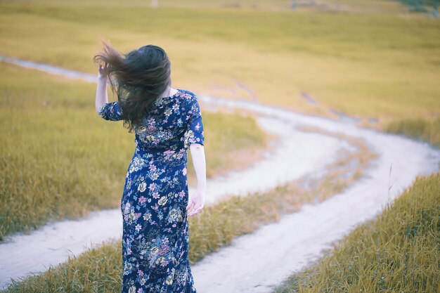 Menina grávida com um vestido na natureza em uma caminhada