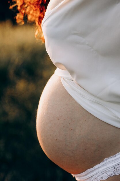 Foto menina grávida segurando sua barriga