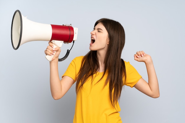 Menina gritando em um megafone para anunciar algo em posição lateral