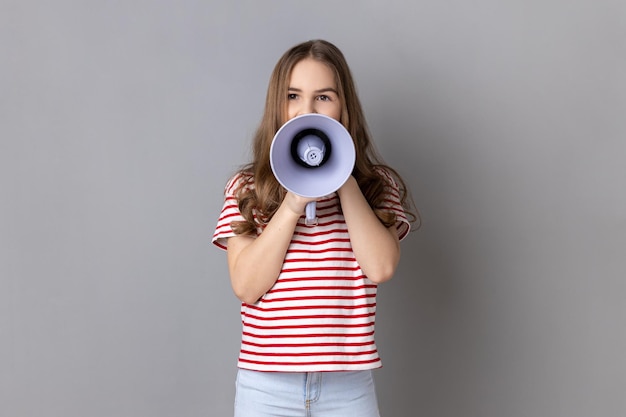 Menina gritando no megafone falando anunciando informações importantes