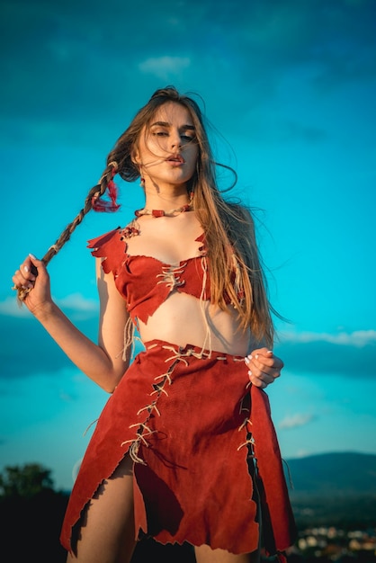 Menina hippie estilo hippie linda jovem em vestido de moda ao ar livre modelo feminino sexy e sensual