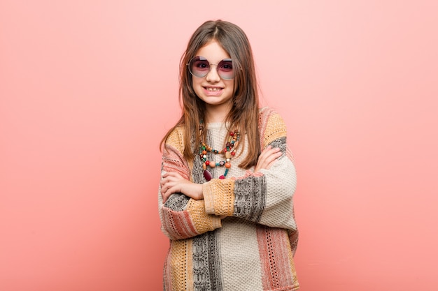 Foto menina hippie que se sente confiante, cruzando os braços com determinação