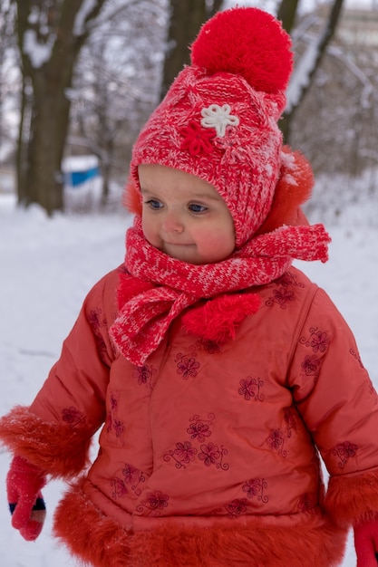 Menina impressionada com a neve. Fechar-se.