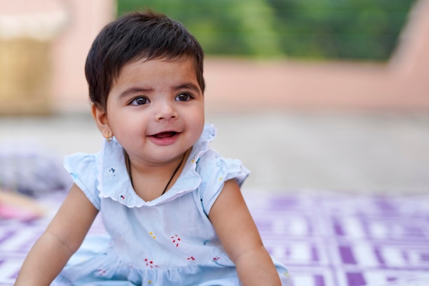 Menina indiana brincando e sorrindo