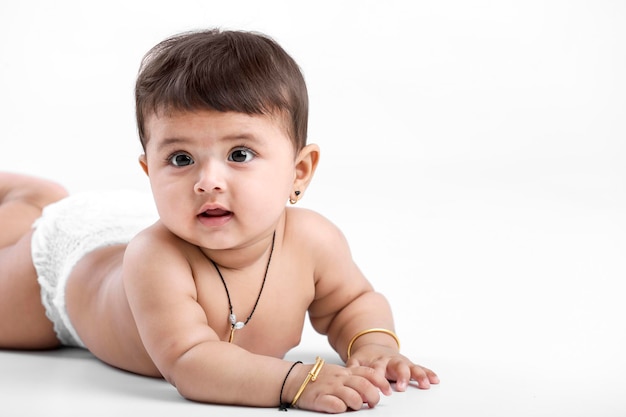 Foto menina indiana brincando no fundo branco