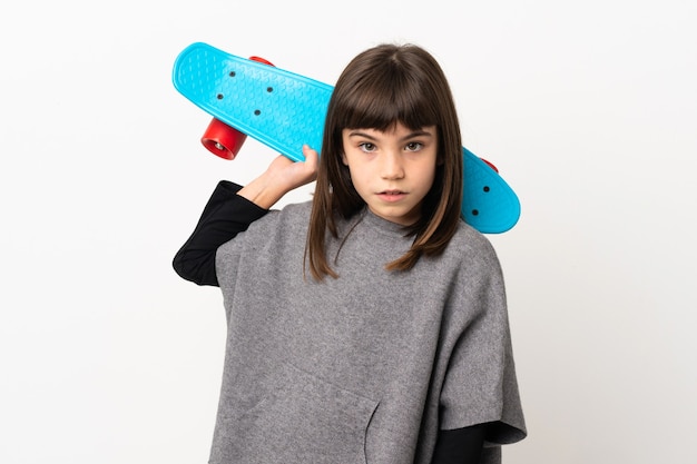 Menina isolada com um skate