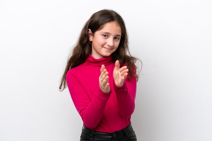 Foto menina isolada em fundo branco aplaudindo após apresentação em uma conferência