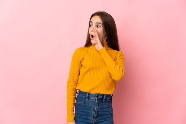 Menina isolada em fundo rosa