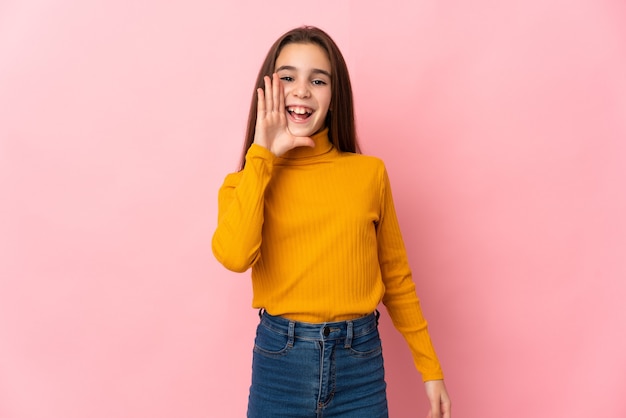 Menina isolada em um fundo rosa gritando com a boca bem aberta