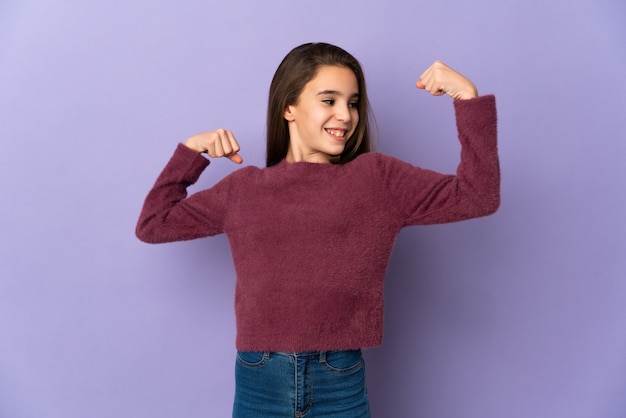 Menina isolada em um fundo roxo fazendo um gesto forte