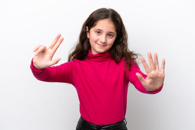 Foto menina isolada no fundo branco contando oito com os dedos