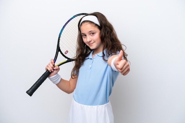 Menina isolada no fundo branco jogando tênis e com o polegar para cima