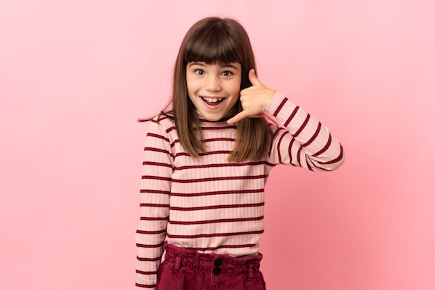 Menina isolada no fundo rosa, fazendo gesto de telefone. Ligue-me de volta sinal