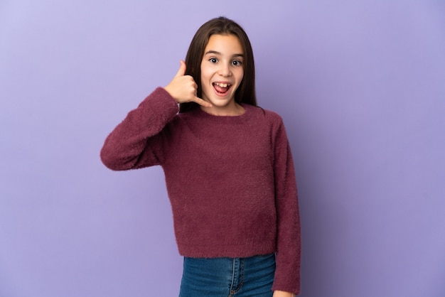 Menina isolada no fundo roxo, fazendo gesto de telefone. Ligue-me de volta sinal