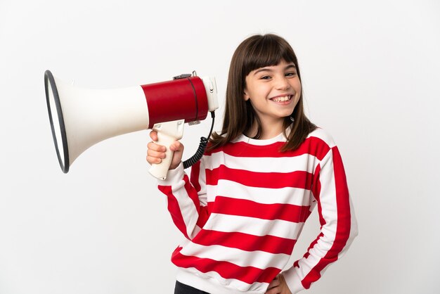 Menina isolada segurando um megafone e sorrindo