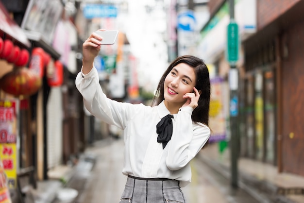 Menina japonesa nova ao ar livre