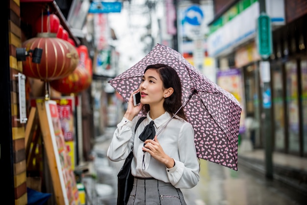 Menina japonesa nova ao ar livre