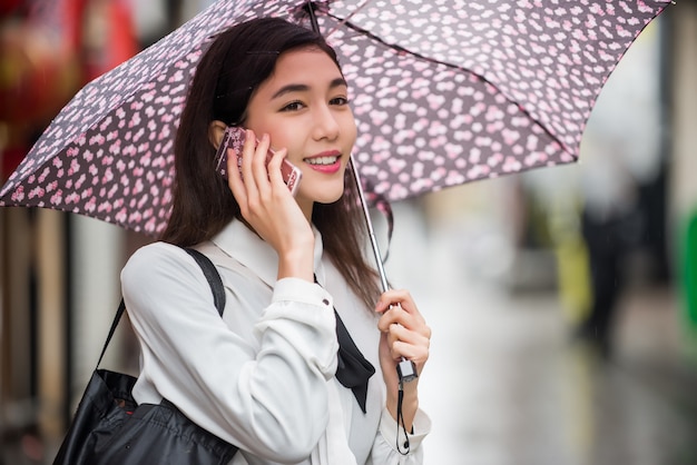 Menina japonesa nova ao ar livre