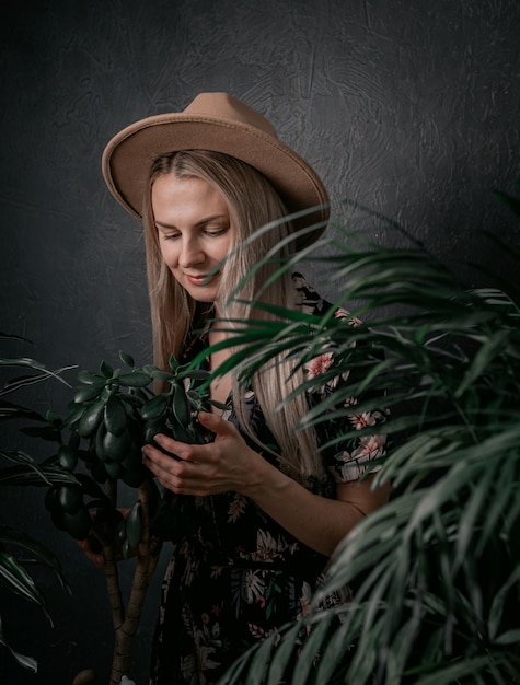 Menina jardineiro está envolvida em suas plantas