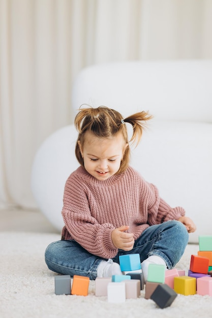 Menina joga brinquedos na sala de estar Brinquedo de madeira Montessori pirâmide dobrada Círculo triângulo retângulo elementos de madeira de brinquedos infantis brinquedo colorido azul amarelo vermelho verde