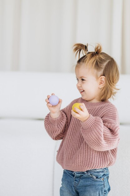 Menina joga brinquedos na sala de estar Brinquedo de madeira Montessori pirâmide dobrada Círculo triângulo retângulo elementos de madeira de brinquedos infantis brinquedo colorido azul amarelo vermelho verde