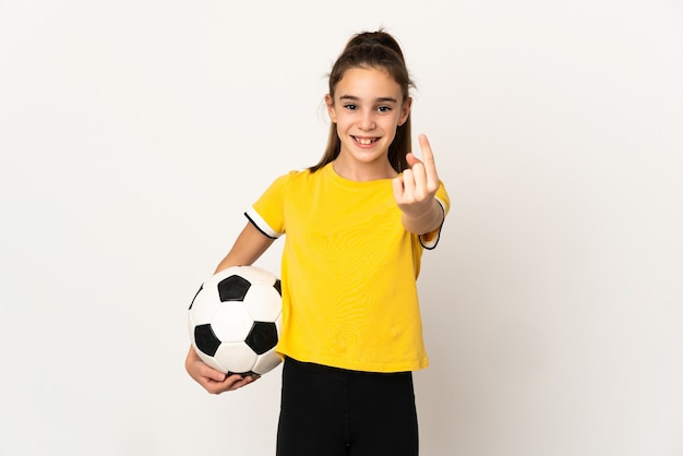 Foto menina jogadora de futebol isolada no fundo branco fazendo gesto de aproximação