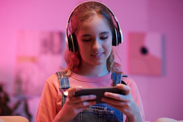 Menina jogando jogo no telefone