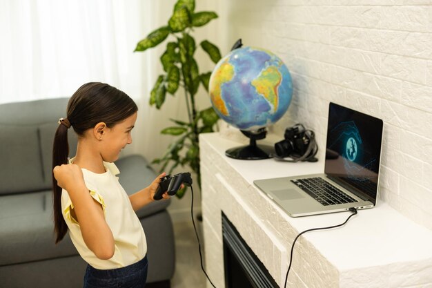 Menina jogando jogos de computador, crianças viciadas no conceito de jogo