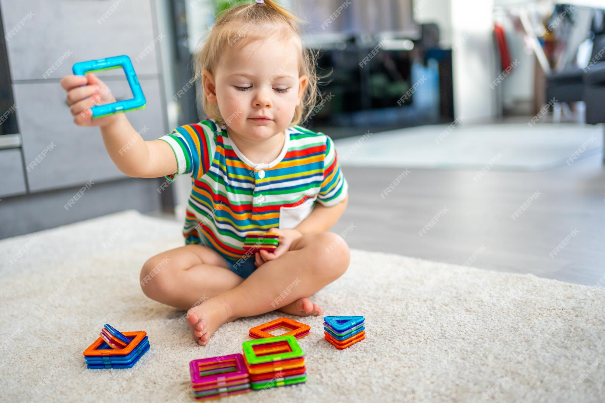 Cute Little Asian 2 - 3 Anos De Idade Criança Menino Criança Se Divertindo  Brincando Com Blocos De Plástico Coloridos Dentro De Casa No Jogo Escola /  Creche / Sala De Estar