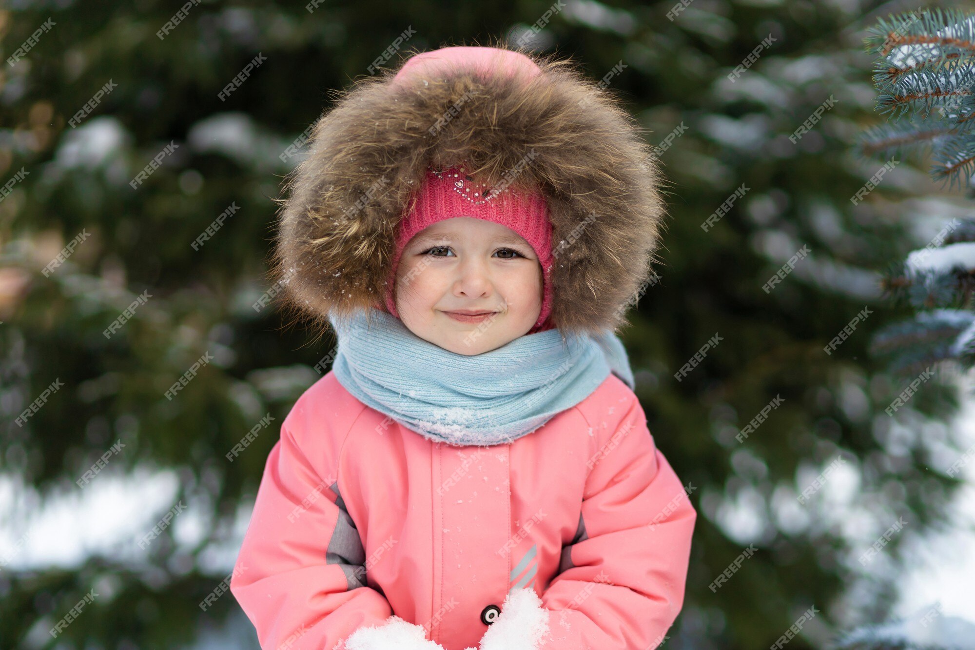 Engraçado menina criança brincando em bolas de neve. inverno jogo de  inverno para crianças. criança se divertindo na época do natal