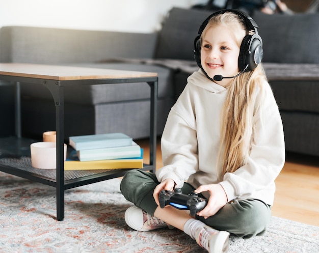 Menina jogando no console de jogos