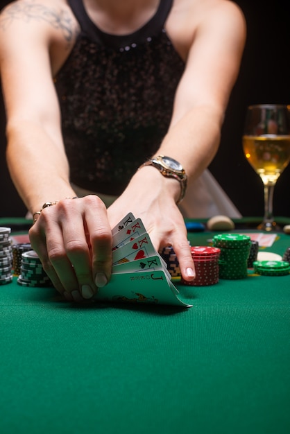 Menina jogando poker e olhando para as cartas