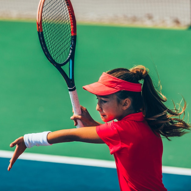 Menina jogando tênis