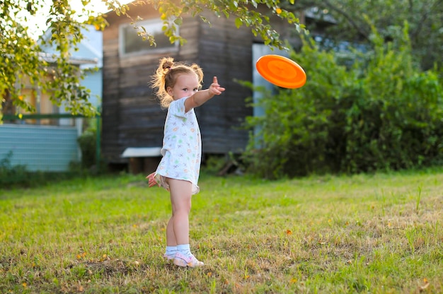 Menina jogando um Frisbee